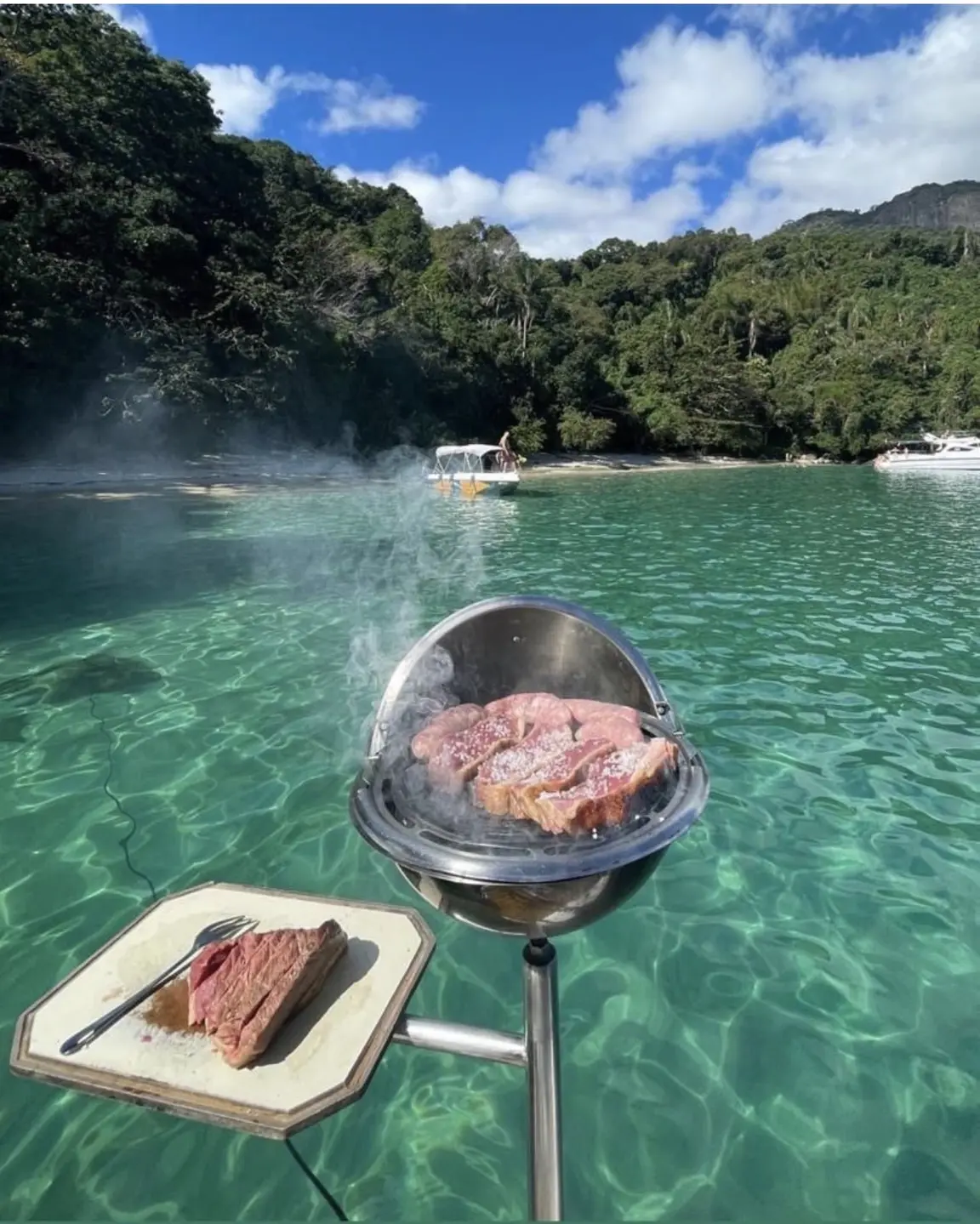 Parrillada preparada a bordo frente a una ensenada de Angra dos Reis