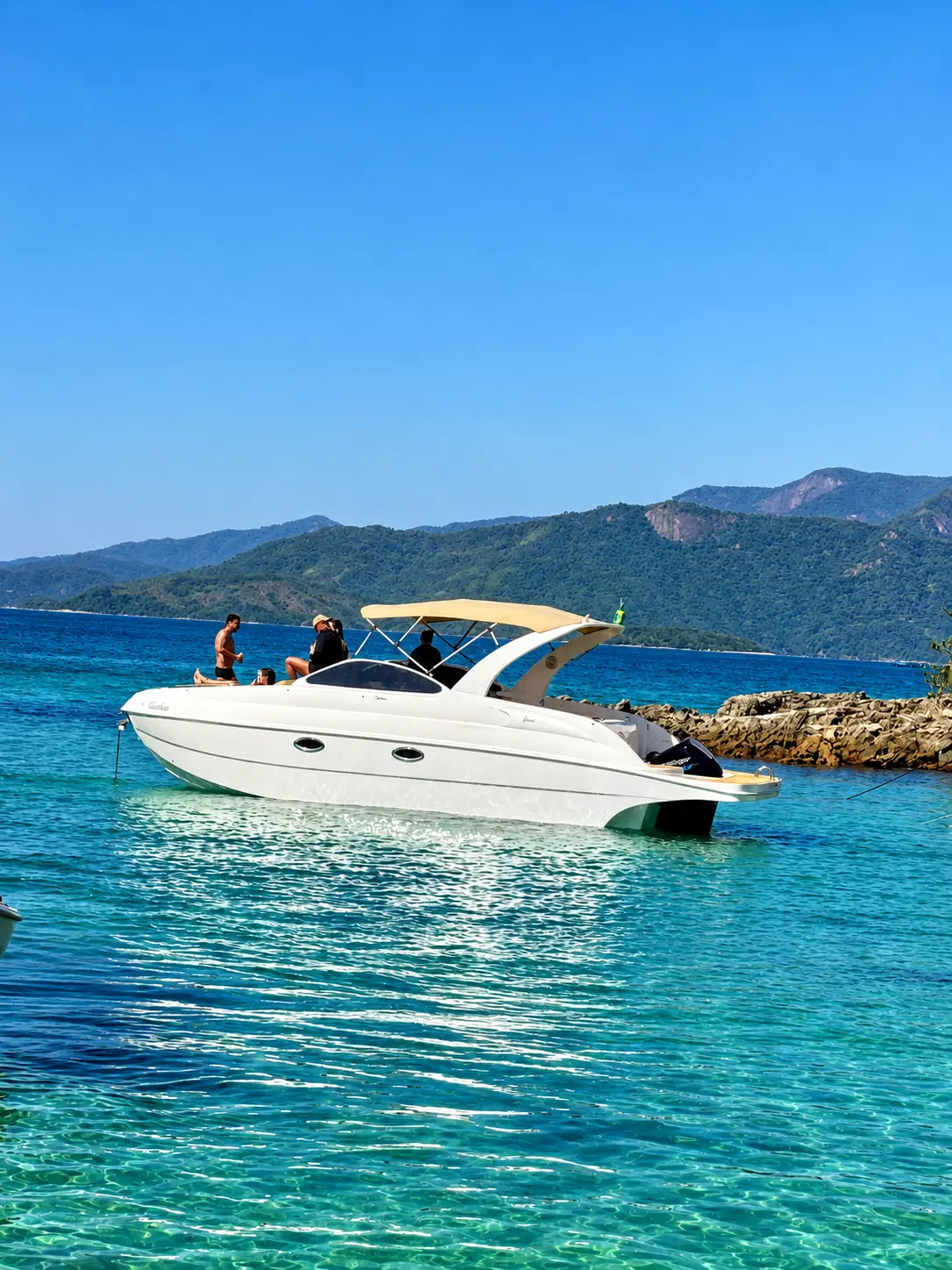 Lancha Absolut X de 24 pies de Paradise Boat en el agua